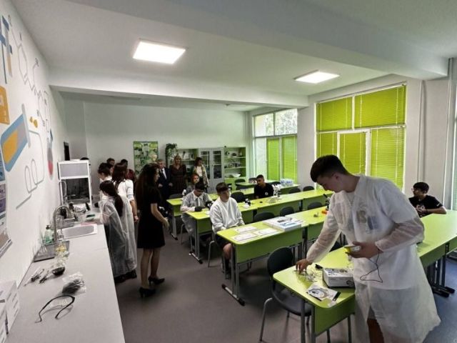 СПГСГ „Арх. Георги Козаров“ откри нови STEM и високотехнологични кабинети