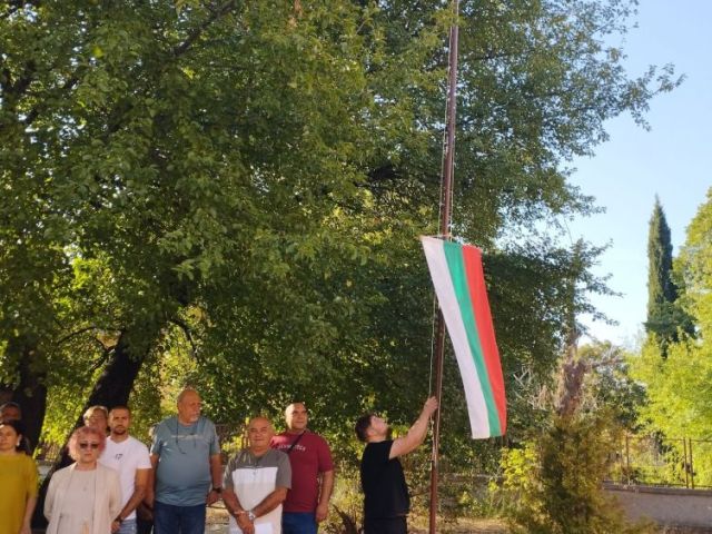 Днес училищният звънец отново ни събра в двора на родното училище [15.09.2025]