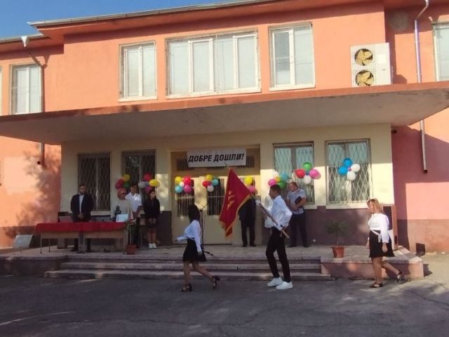 Днес училищният звънец отново ни събра в двора на родното училище [15.09.2025]