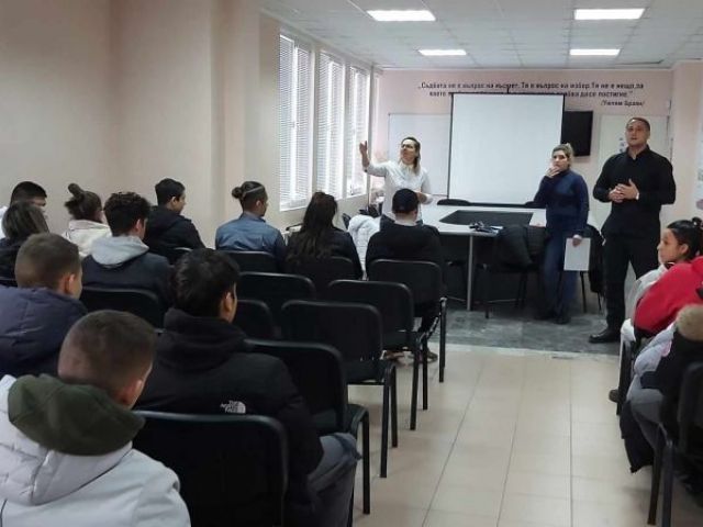 Срещи на представители на кариерния център с учениците