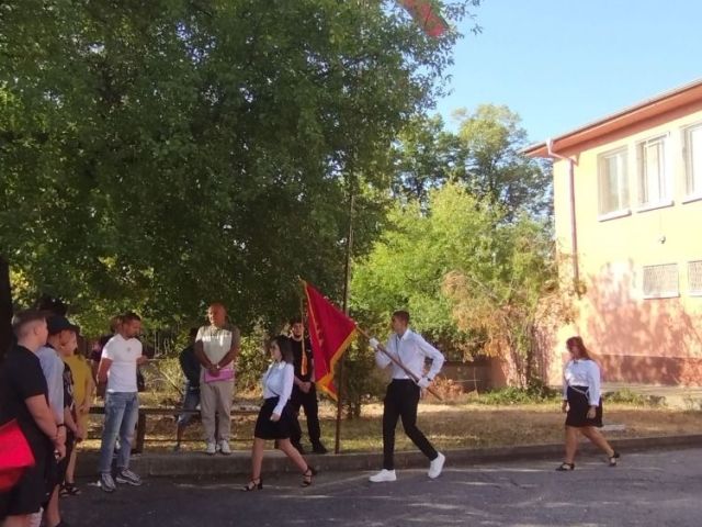 Днес училищният звънец отново ни събра в двора на родното училище