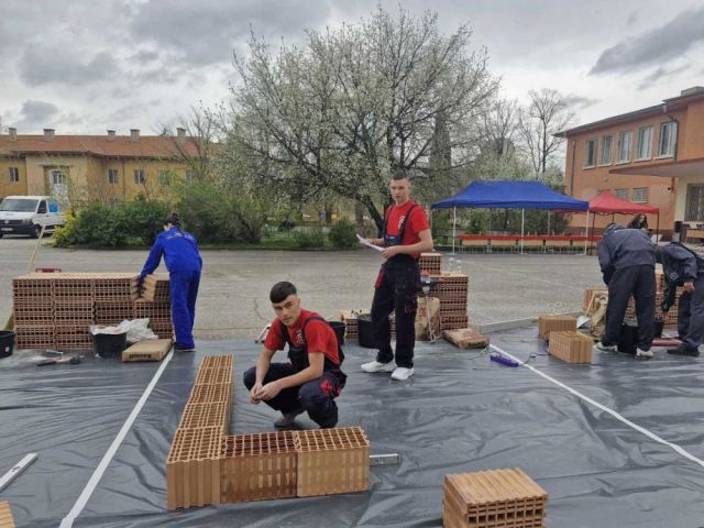 Домакини и победители