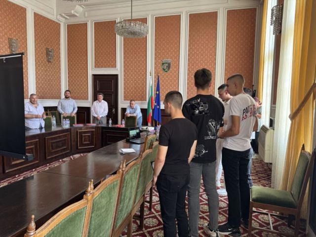 Учениците от СПГСГ „Арх. Георги Козаров“ предадоха на Община Сливен цялостен проект за облагородяване коритото на река Новоселска