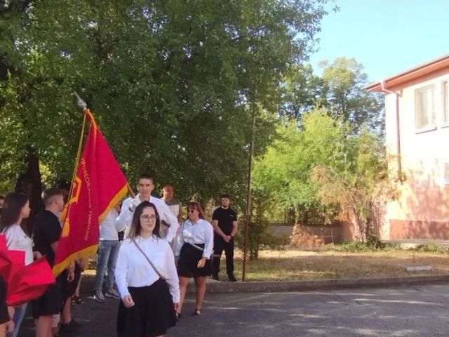 Днес училищният звънец отново ни събра в двора на родното училище